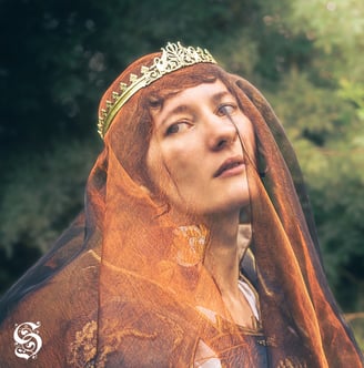 Princesse avec un voile translucide sur le visage