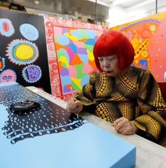 Imagem da artista Yayoi Kusama em seu ateliê