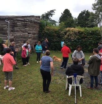 Michal Bleibtreu anime une séance de Qi Gong avec un groupe en situation de handicap