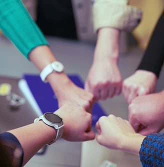 Un groupe de personnes, symbolisant l'unité, la solidarité et la connexion.