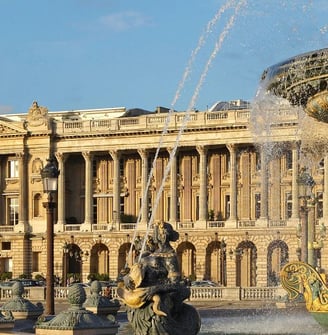 Fachada do Hotel de Crillon com fonte ligada em Paris