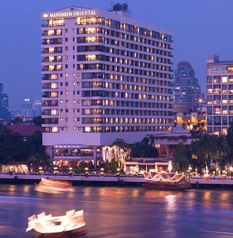 Hotel Mandarin com vista da água em noite iluminada