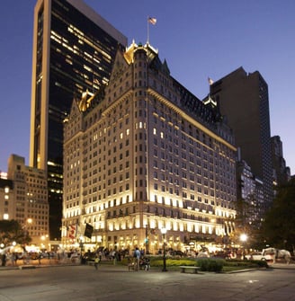 Fachada do The Plaza Hotel em noite iluminada de Nova York