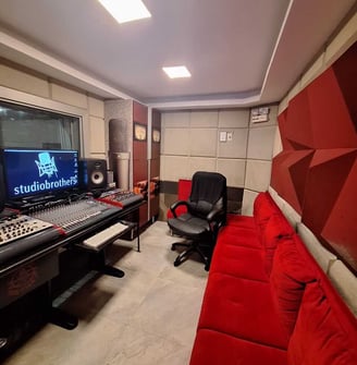 Sala de controle com sofá vermelho no Studio Brothers estúdio de gravação em Porto Alegre