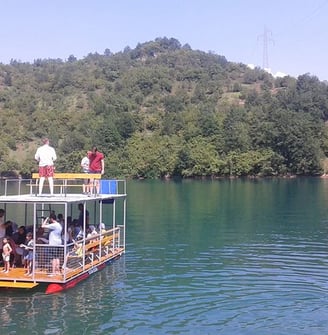 Relaxing boat ride on Jablanica Lake – Scenic nature escape in Bosnia