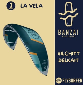 una vela di kitesurf gonfia e pronta a volare