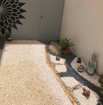 Jardim na frente do estudio de Yoga Gruponiu. 