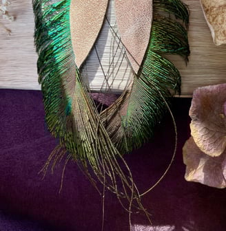 boucles d'oreilles en cuir doré et plumes de paon asymétriques