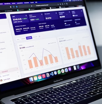 Laptop apresentando resultados em um dashboard