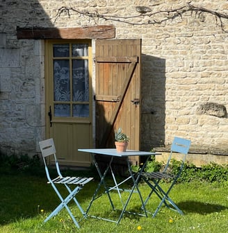 devanture du gite la bughée, table de jardin