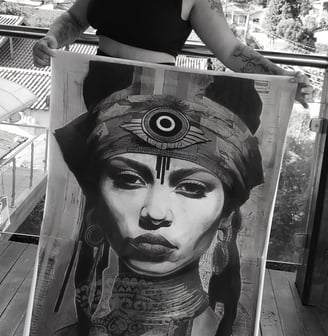 manda Amorim em seu estúdio de arte, esboçando um novo projeto com foco e precisão.