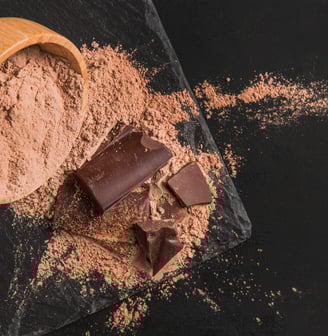 Cacau em pó e chocolate em barra