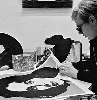 Andy Warhol Assinando uma Litografia, 1965. Fotografia de Bob Adelman/Corbis.