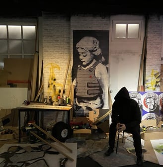 Representação estilizada de um espaço urbano usado por Banksy para criar arte de rua.