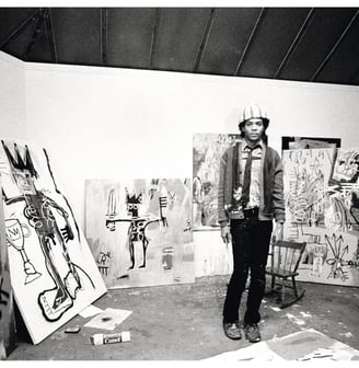Estúdio caótico de Basquiat repleto de telas expressivas e materiais de arte espalhados