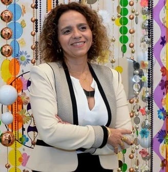 Arte abstrata de Milhazes com padrões circulares em cores vibrantes.