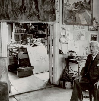 Espaço sombrio e introspectivo do ateliê de Edvard Munch com obras icônicas.