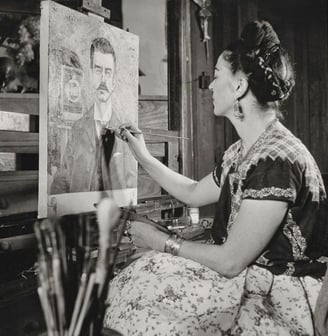 Casa Azul de Frida Kahlo, mostrando seu espaço pessoal e criativo repleto de arte.