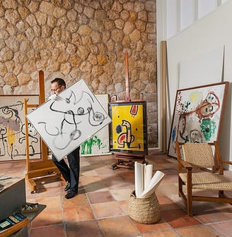 Estúdio de Joan Miró cheio de obras coloridas, entre pinturas e esculturas.