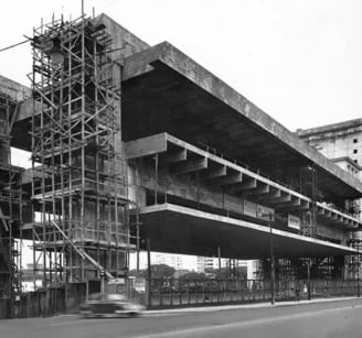 Vista externa do MASP, destacando sua arquitetura icônica projetada por Lina Bo Bardi.