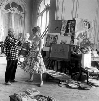 Estúdio repleto de obras de Picasso, mostrando sua diversidade de estilos e materiais.
