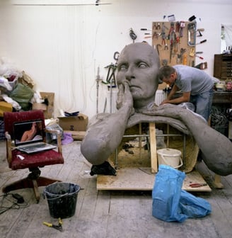 Ateliê de Ron Mueck com esculturas hiper-realistas em várias fases de conclusão.