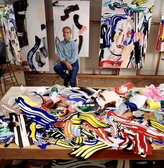 Espaço de trabalho de Roy Lichtenstein, cheio de grandes telas inspiradas em quadrinhos.