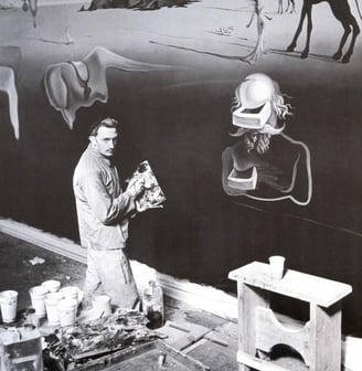 Ateliê surreal de Salvador Dalí, decorado com objetos estranhos e suas pinturas.