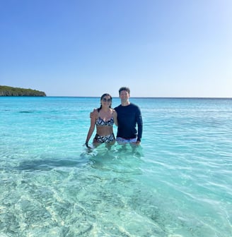 Casal curtindo as praias paradisíacas em Curaçao com águas cristalinas