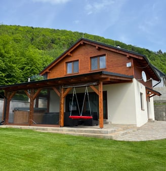 Chata s kúpacou kaďou na terase