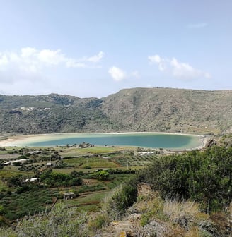 Lago Specchio di Venere a Pantelleria, bacino vulcanico con acque termali e paesaggio naturale