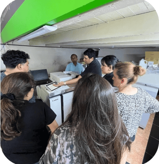 Equipo de profesionales de Perú Impress trabajando en imprenta de Lima
