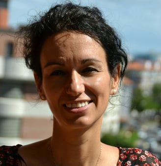 a woman with a necklace and a necklace beatriz alvarez