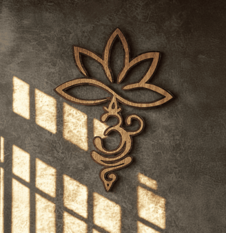 Cuadro decorativo de madera con diseño espiritual de flor de loto y símbolo Om tallado, montado sobre pared con textura gris