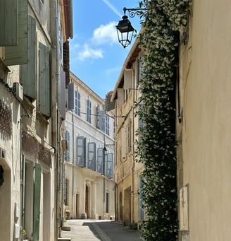 rue ensoleillée de saint-rémy-de-provence
