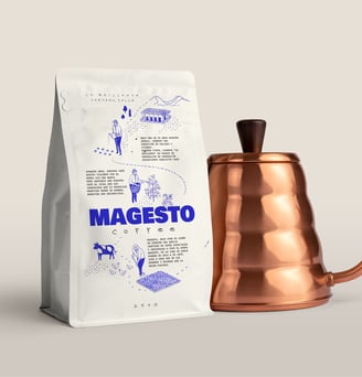 bolsa de café Magesto acompañada de cafetera en cobre