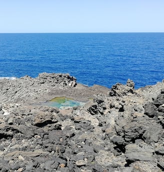 Laghetto delle Ondine a Pantelleria, piscina naturale di acqua salata tra rocce vulcaniche e mare