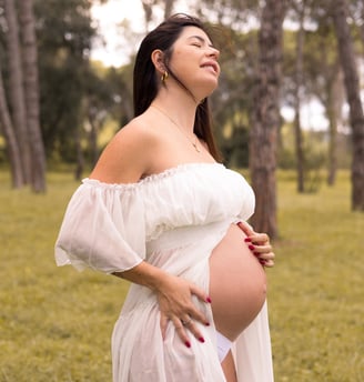 Sessió de fotos d'embaràs a Girona amb una dona embarassada en un entorn natural exterior