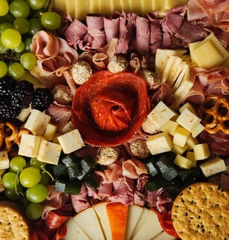 tabla de carnes frias y quesos para tres personas con frutos rojos