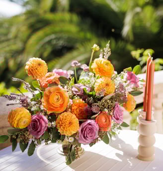 composition florale estivale couleurs orangées et roses