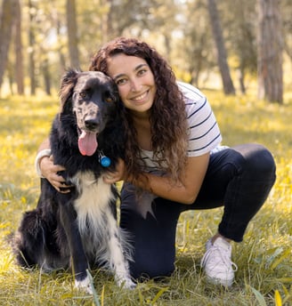 Sessió de fotos de mascotes a Girona amb un gos i una dona en un entorn natural exterior