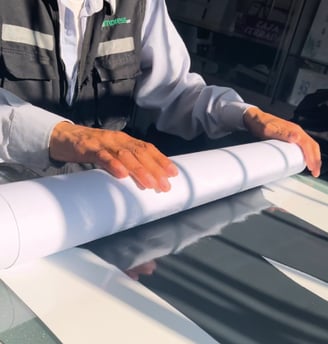 Gigantografía terminada saliendo de la máquina de impresión en taller de Lima.