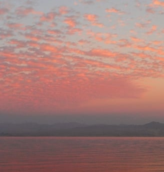 Romantisk solnedgang havutsikt fra stranden i Egypt
