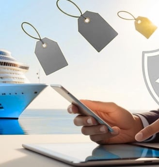 Viajante em uma mesa analisando opções de seguro viagem em um tablet, com navio de cruzeiro ao fundo
