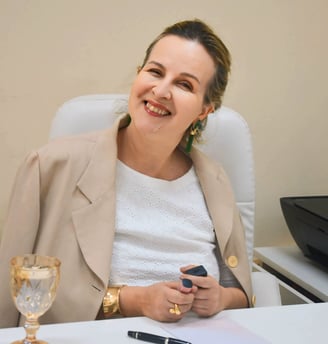 Sou a Dra. Cris Tavares CRM 63751-3, especialista em Dermatologia, Nutrologia e Acupuntura.