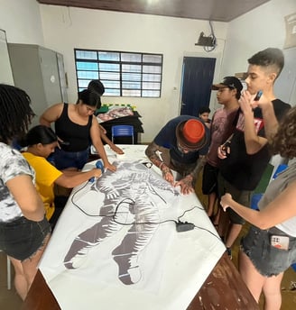 Sérgio Astral orientando adolescentes – Sérgio ensina técnicas de stencil em oficina de grafite