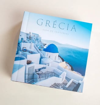 Capa de fotolivro personalizado com tema de viagem para a Grécia, destacando a paisagem de Santorini com arquitetura branca e