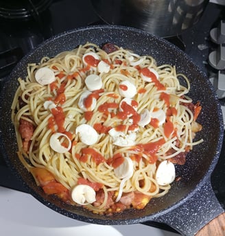 Macarrao-com-linguica-tomate-e-palmito