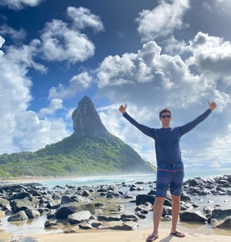 Homem em pé na praia paradisíaca de Fernando de Noronha