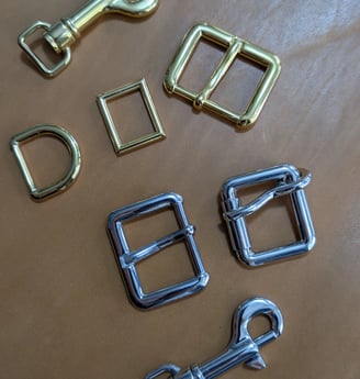 Un assortiment de boucles métalliques aux finitions variées